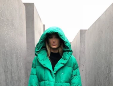 «Πληρωμένη» απάντηση της Ι.Τούνη σε όσους αντέδρασαν στην φωτογράφισή της στο μνημείο του ολοκαυτώματος στο Βερολίνο